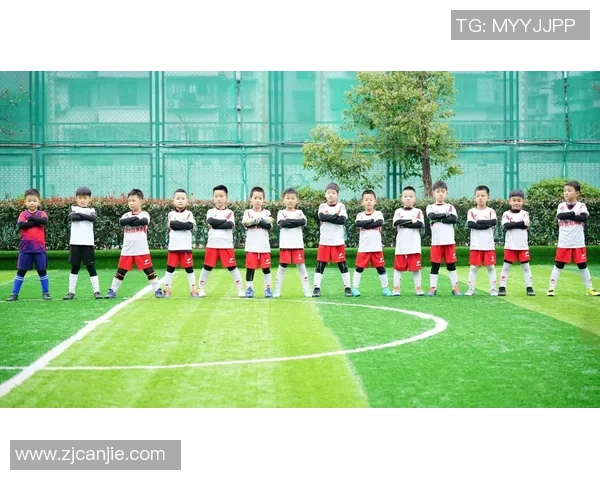 足球明星体育生的成长之路与职业生涯的精彩瞬间揭秘 足球明星体育生的成长之路与职业生涯的精彩瞬间揭秘