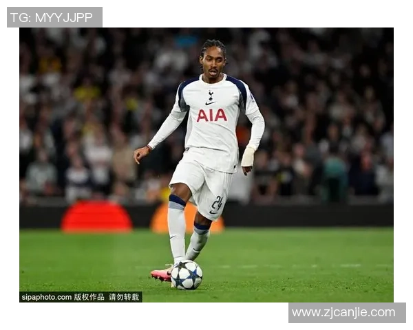 足球明星意外受伤头撞胸口引发球迷热议与关注 足球明星意外受伤头撞胸口引发球迷热议与关注