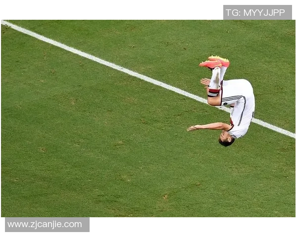 绿色头发的足球明星女孩展现青春活力与独特魅力的精彩瞬间